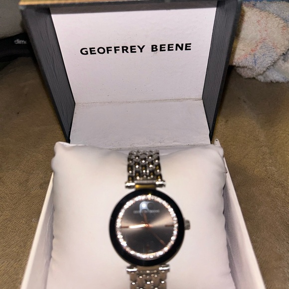 Geoffrey Beene woman’s watch new with new battery installed - Picture 4 of 6